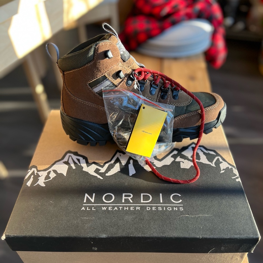 NWB/NWT J Crew Nordic Hiking Boots. Waterproof, sz 8. Green w/Brown